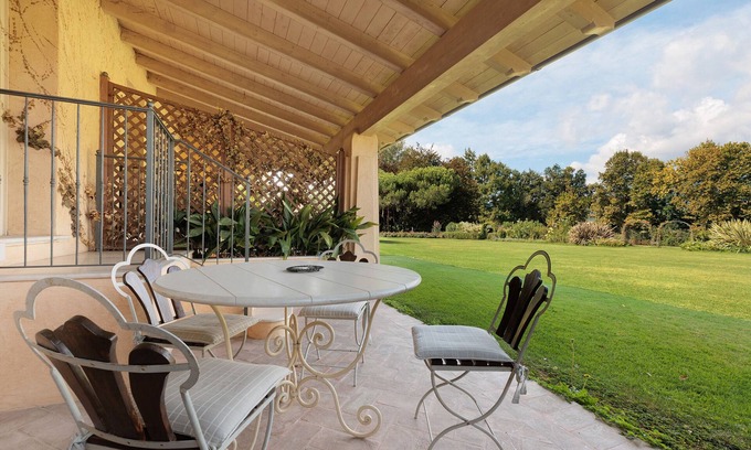 Puegnago del Garda Apartment | Apartment 'Bilocale Turchese' with Shared Pool, Wi-Fi, and Air Conditioning