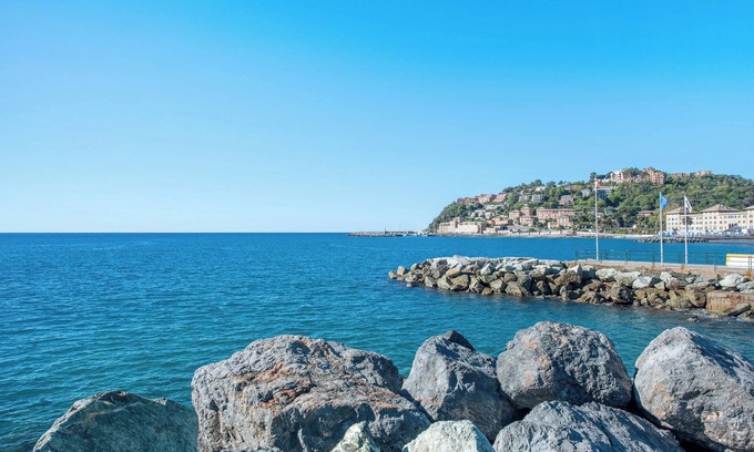 Arenzano Apartment | Apartment 'Casa Eugenio' with Shared Terrace and Air Conditioning