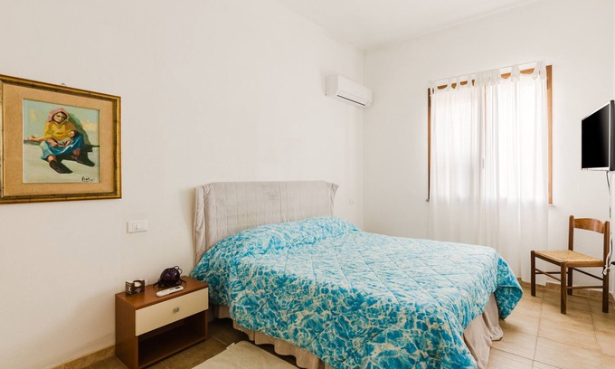Solanas Apartment | Apartment 'Casa Rimedia' with Balcony, Wi-Fi and Air Conditioning