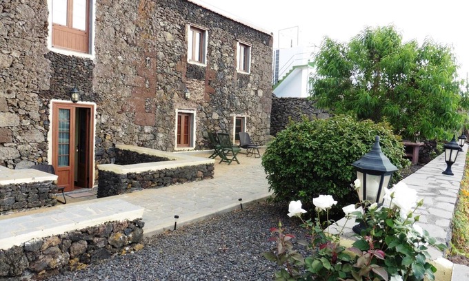Mocanal Apartment | Apartment 'Casa Rural Los Perales - El Castaño' with Sea View, Shared Terrace and Wi-Fi