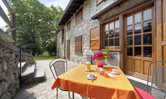 Ortanella Apartment | Apartment Casetta Guillo with Mountain view, Garden & Fireplace; Pet-Friendly