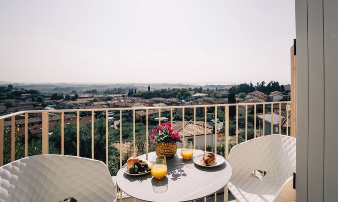 Cavaion Veronese Apartment | Apartment "Cavalino Boutique 2" with Lake View, Terrace & Wi-Fi