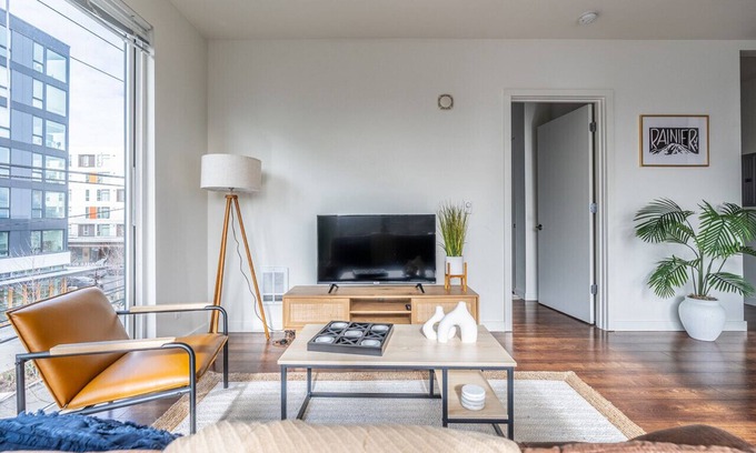 Mann Apartment | Apartment close to Downtown with Modern Furnishings
