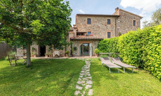 San Macario In Monte Apartment | Apartment 'Country Home In Tuscany' with Shared Pool, Private Terrace and Wi-Fi