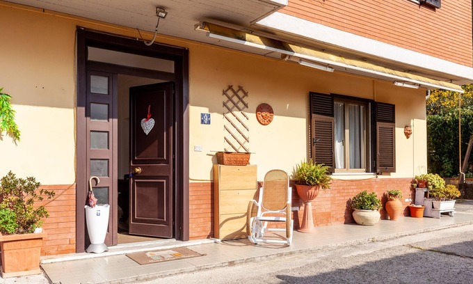 Carrara Apartment | Apartment 'Da Nonno Mò' with Shared Garden