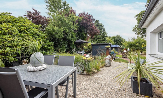 Krempermoor Apartment | Apartment 'Dahmlos' with Private Terrace, Shared Garden and Wi-Fi