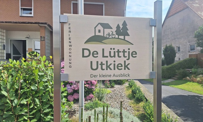 Buhren Apartment | Apartment 'De Lüttje Utkiek' with Balcony and Wi-Fi