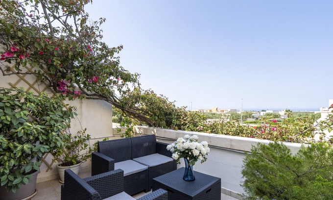 Pozzo Faceto Apartment | Apartment "Dimora di Luce" with Sea View, Garden & Wi-Fi