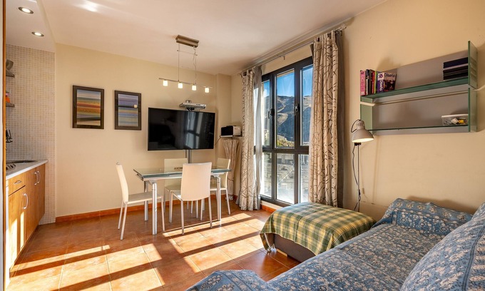 Pradollano Apartment | Apartment 'Diseño A Pie De Pista' with Mountain View and Wi-Fi