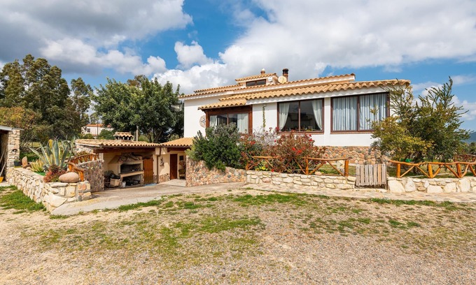 Castiadas Apartment | Apartment "Domus Blanca Ivan" with Wi-Fi & Garden