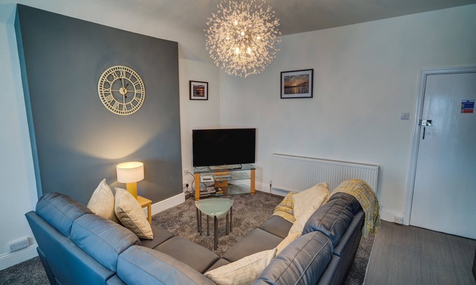 Colwyn Bay Apartment | Apartment Double Ensuite with Shower & Sea View at Beachmount Holiday Apartments