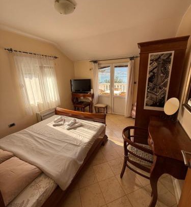 Dobrota Apartment | Apartment Dudic on the seashore with private beach and free parking