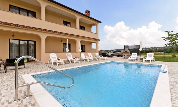 Kastelir-Labinci Apartment | Apartment Dvori with Private Pool