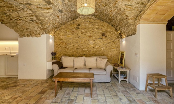 Begur Apartment | Apartment 'En El Centro' with Private Terrace and Wi-Fi