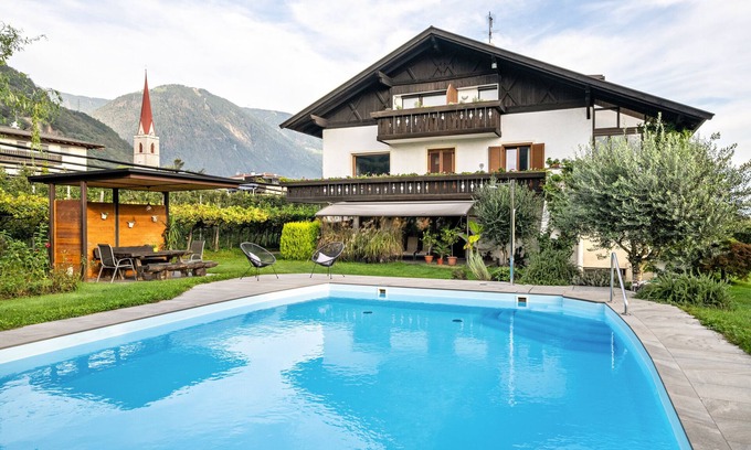 Lana Apartment | Apartment 'Erlengut Meran' with Mountain View, Shared Pool and Wi-Fi