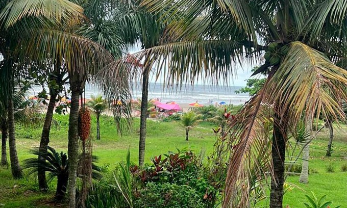 Litoral de Sao Paulo Apartment | Apartment facing the sea, right on the sand