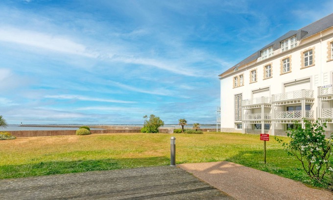 Le Croisic Apartment | Apartment 'Face Piscine Et Mer 4p' with Sea View, Shared Pool and Private Terrace