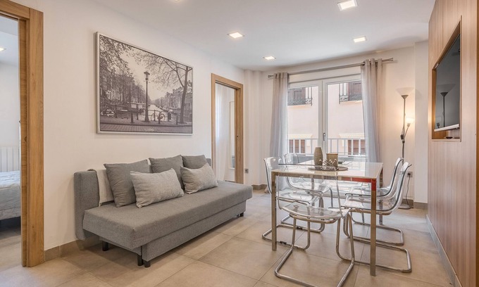 Central District Apartment | Apartment 'Family Catedral' with Balcony, Wi-Fi and Air Conditioning
