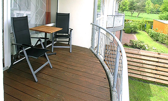 Bad Zwischenahn Apartment | Apartment 'Ferienwohnung Zum Rosenteich' with Balcony and Wi-Fi