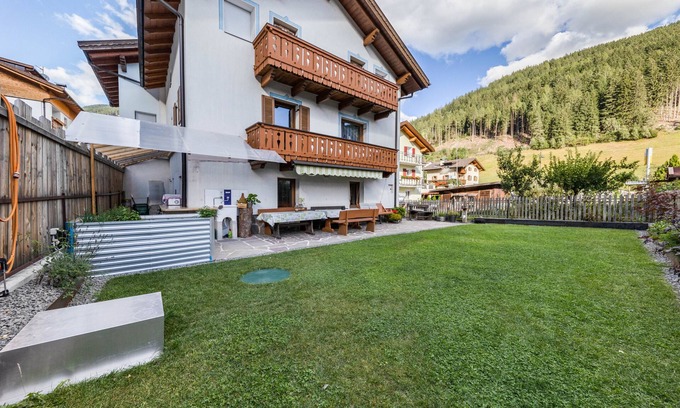 Campolasta Apartment | Apartment 'Ferienwohnung Ainhauser' with Mountain View, Balcony and Wi-Fi