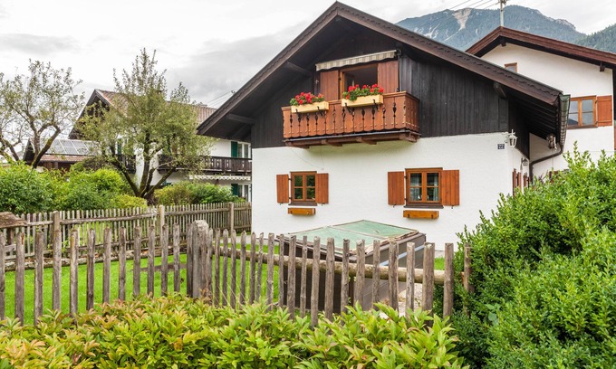 Farchant Apartment | Apartment 'Ferienwohnung Reschberg' with Mountain View, Balcony and Wi-Fi
