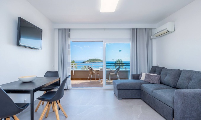 Calvia Apartment | Apartment 'First Line Cosy' with Sea View, Wi-Fi and Air Conditioning