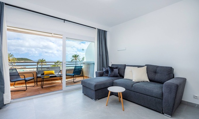 Calvia Apartment | Apartment 'First Line Mediterranean' with Sea View, Wi-Fi and Air Conditioning