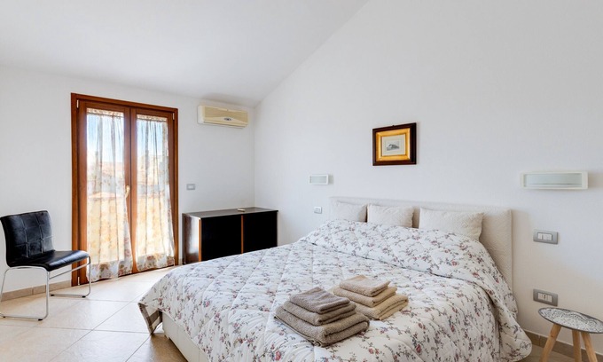 Cabras Apartment | Apartment 'Flamingo House' with Balcony, Wi-Fi and Air Conditioning