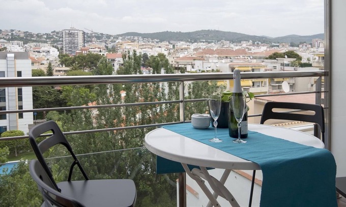 Passeig Maritim Apartment | Apartment 'Fleming 5' with Balcony, Wi-Fi and Air Conditioning