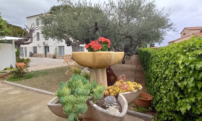 Altafulla Apartment | Apartment for 4 in villa, satellite TV, garden, pool, 10 min. walk to the beach
