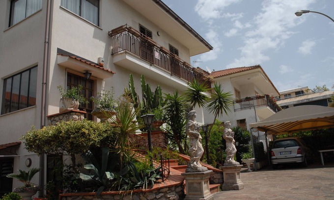 Gianola Apartment | Apartment for 5p, 45m2 ground floor with covered. Seating 1 parking place