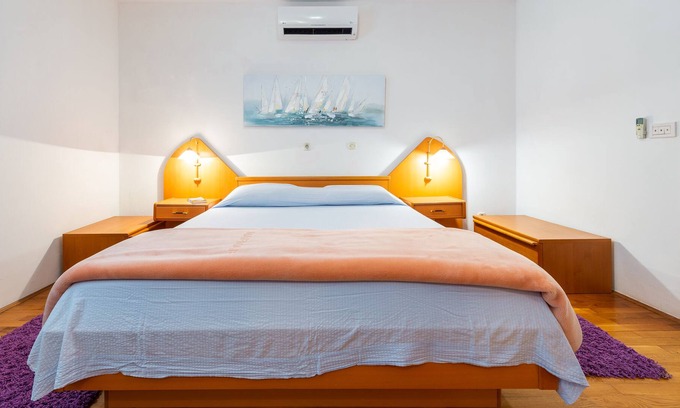 Slano Villa | Apartment for 9 with 5 bedrooms, kitchen, living room, 3 bathrooms and balcony