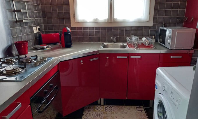 Merindol-les-Oliviers Apartment | Apartment with lovely enclosed terrace overlooking Mont Ventoux and swimming pool.