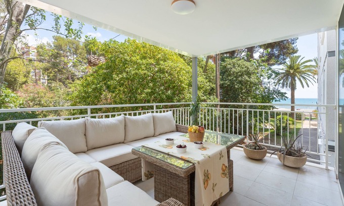 Benicassim Apartment | Apartment 'Frente Al Mar' with Sea View, Private Terrace and Wi-Fi