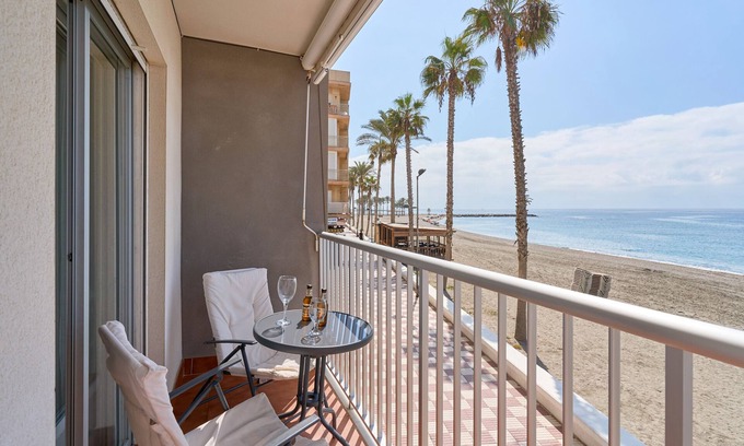 Torrenueva Apartment | Apartment 'Frente Al Mar Y A Pie De Playa' with Balcony, Wi-Fi and Air Conditioning