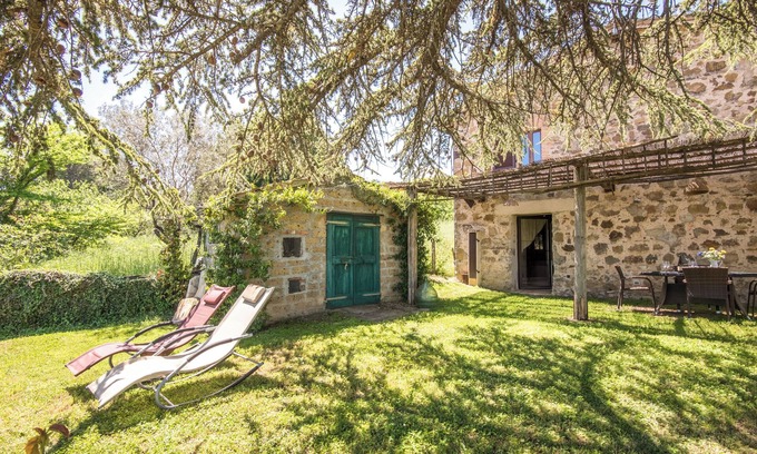 Castiglione d'Orcia Apartment | Apartment "Gemma Verde-Tavoleto" with Mountain View, Garden & Wi-Fi
