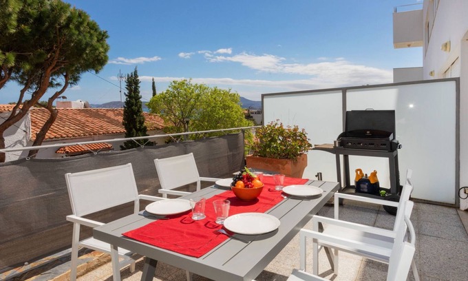 Llanca Apartment | Apartment Grifeu by Interhome