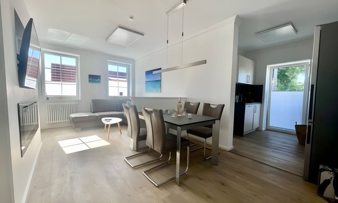 Altefaehr Apartment | Apartment 'Hafenblick' with Sea View, Private Terrace and Wi-Fi