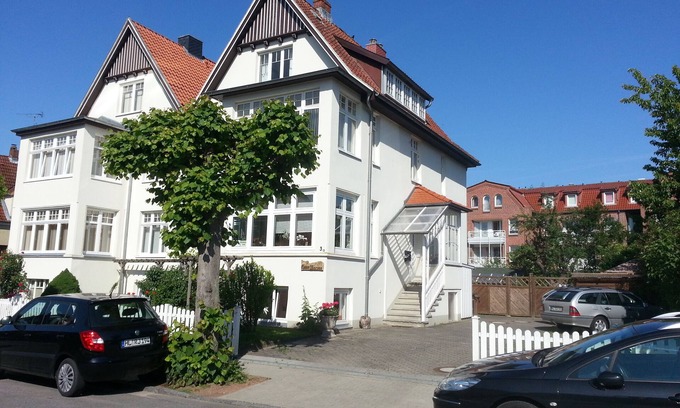 Alt-Travemunde/Ronnau Apartment | Apartment 'Haus Übersee Wohnung Sansibar' with Shared Garden and Wi-Fi