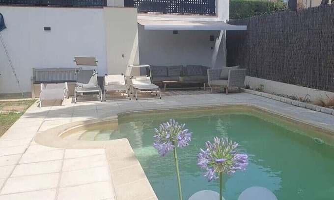 Alella Apartment | Apartment 'Holiday In Alella' with Private Pool, Wi-Fi and Air Conditioning