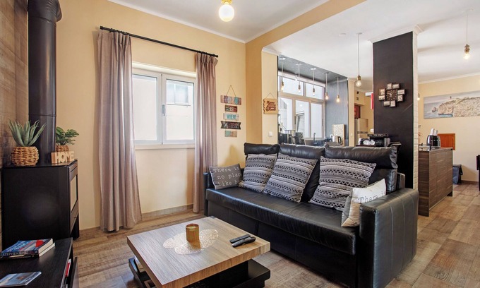 Peniche de Cima Apartment | Apartment 'Home Away From Home' with Balcony & Wi-Fi