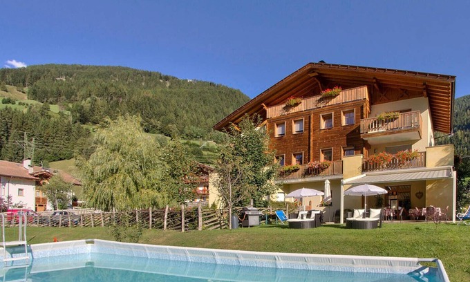 Pracupola Apartment | Apartment Hotel 'Naturresidenz Theistadl Apt 102' with Lake View, Garden & Wi-Fi