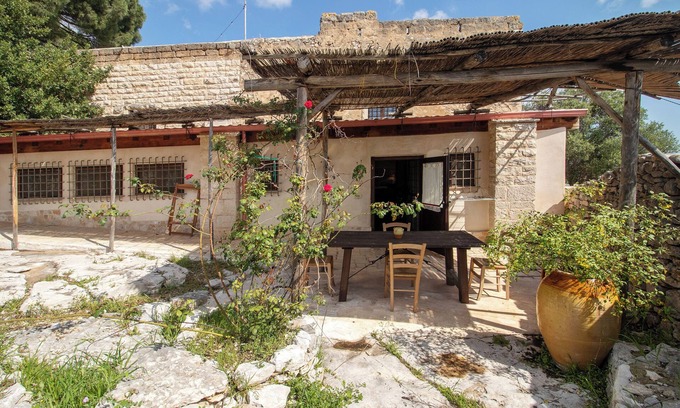 Bisceglie Apartment | Apartment 'Iazzo' with Shared Terrace, Private Garden and Wi-Fi