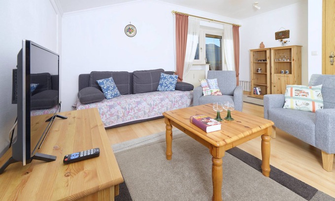 Aschau im Chiemgau Apartment | Apartment II in the adjoining house, 55 sqm with separate bedroom, south-facing balcony