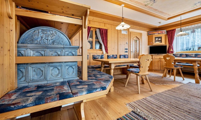Valdaora di Sopra House | Apartment In A Hotel 'Residence Oberhauser Apt 2' with Mountain View, Shared Terrace and Wi-Fi