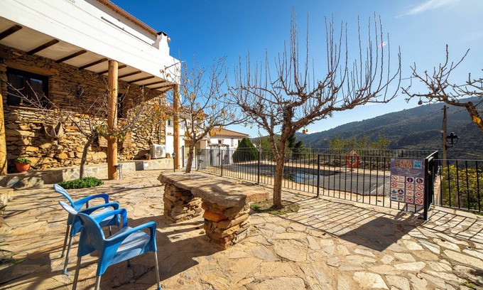 Laroya House | Apartment In A Hotel 'Yerbaluisa' with Mountain View, Wi-Fi