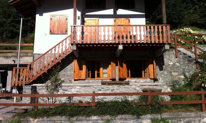 Antey-Saint-Andre Apartment | Apartment in a mountain house just a few minutes from the ski slopes