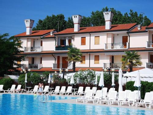 Rosapineta Apartment | Apartment in a residence with pool in Rosolina