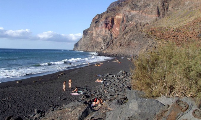 Playa de la Calera Apartment | Apartment in a well maintained complex with pool