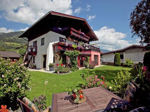 Muhlbach im Pinzgau Apartment | Apartment in Bramberg am Wildkogel with balcony